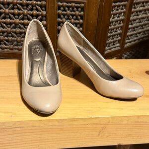 Life Stride Cream Block Heel Shoes